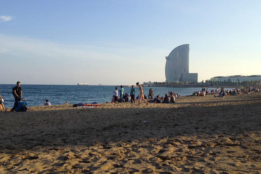 Het strand van Barcelona met in de verte het opvallende W Hotel